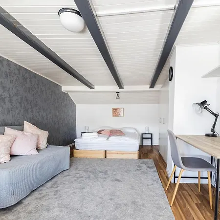 Zuraw Na Poddaszu Guest house